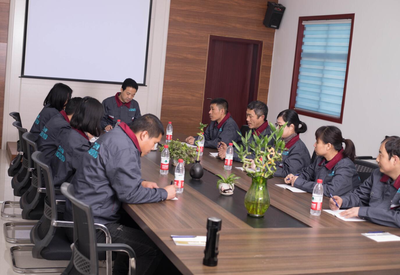 董事長(zhǎng)與技術(shù)部門(mén)就新材料研發(fā)項(xiàng)目會(huì)議